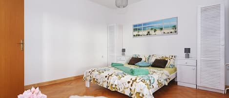 3 bedrooms, iron/ironing board, WiFi, bed sheets