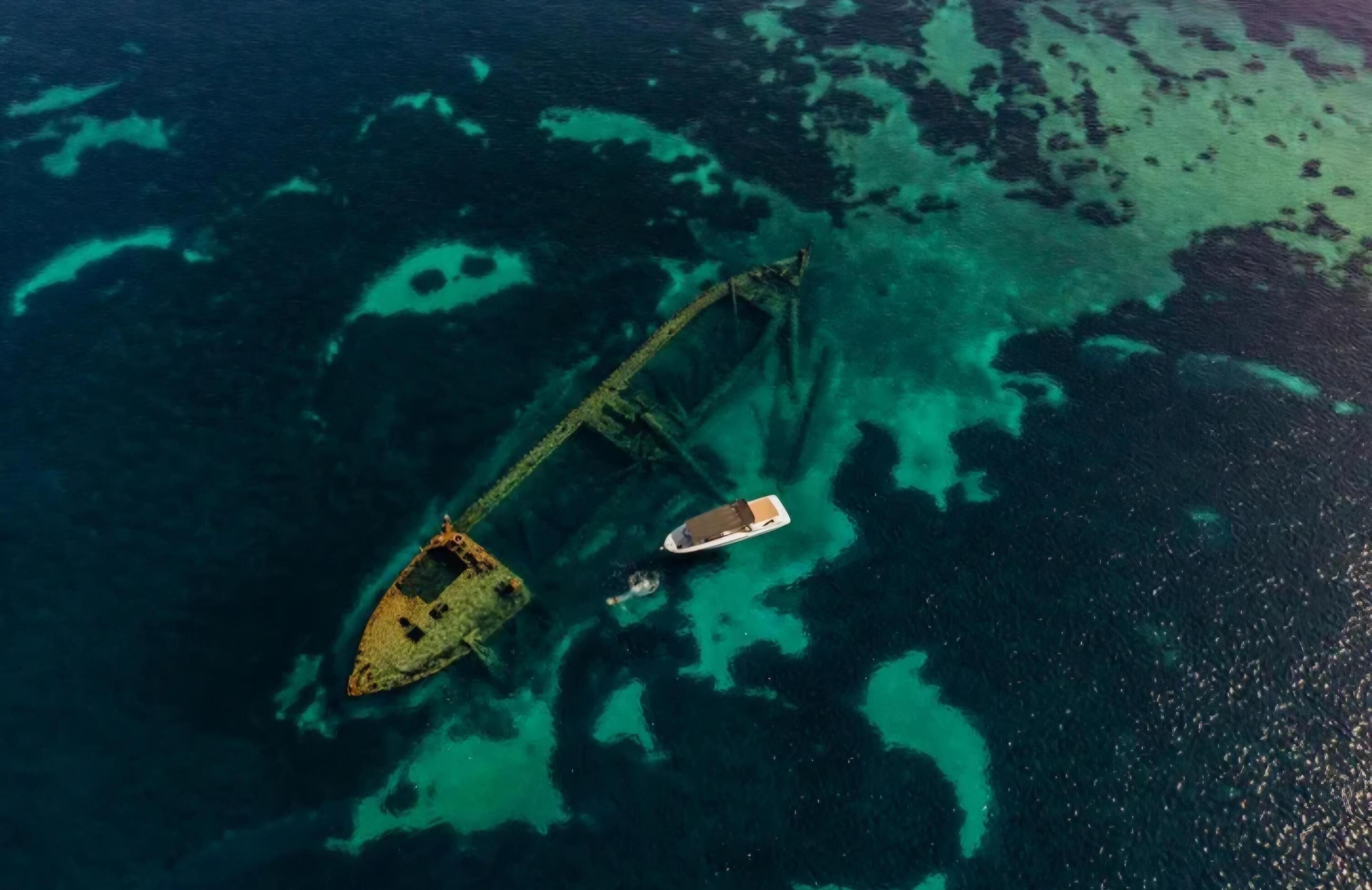 Vista aérea de un naufragio con aguas cristalinas.