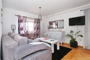 TV, fireplace - Serene 3-bedroom apartment with AC and a jacuzzi in charming Zadar (Zadar)