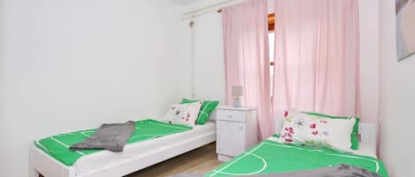 3 bedrooms, iron/ironing board, WiFi, bed sheets
