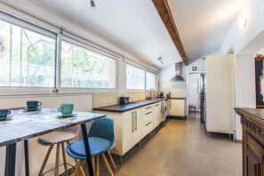 Fridge, microwave, oven, stovetop - Luxury Provence Villa with Private Pool, Jacuzzi & Beautiful Gardens - La Valette (La Valette-du-Var)