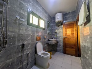 Shower, hair dryer, towels, soap - Peaceful 2-bedroom apartment with AC in vibrant Dakar (Dakar)