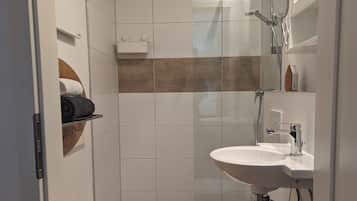 Douche, serviettes fournies, savon, shampoing