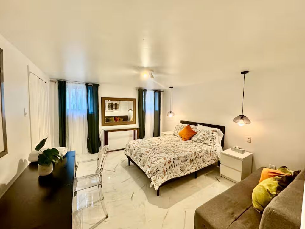 3 habitaciones, tabla de planchar con plancha, wifi y ropa de cama 