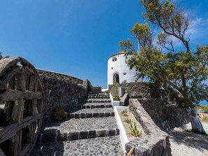 Property grounds - Villa with air conditioning, private jacuzzi and 360° panoramic view (Pyrgos Kallistis)