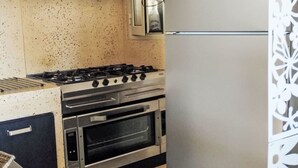 Refrigerador, horno y utensilios de cocina 