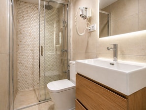 Shower, hair dryer, towels, soap - Spacious 5-bedroom en-suite villa with pool in stunning Playa de Muro with AC (Muro)