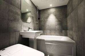 Estudio clásico, vista a la ciudad | Baño