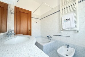 Bidet, towels - SE234 – Senigallia, three-room apartment in the center with terrace and air conditioning (Senigallia)