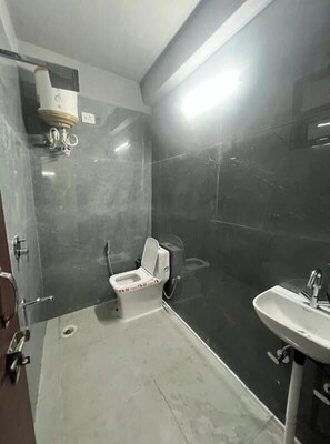 Deluxe Room | Bathroom - Hotel Prime Stay (New Delhi)