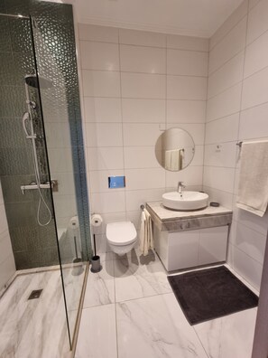 Shower, towels, toilet paper - Explore the City from this Modern Loft (Praia)