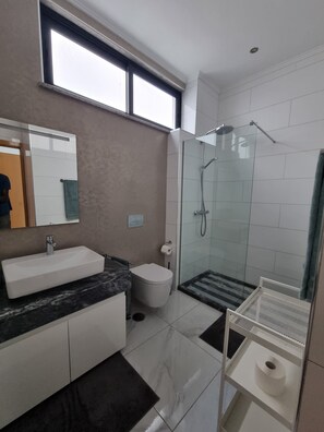 Shower, towels, toilet paper - Explore the City from this Modern Loft (Praia)