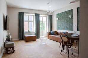Apartemen Superior, balkon | Setrika/meja setrika, Wi-Fi gratis, dan seprai linen