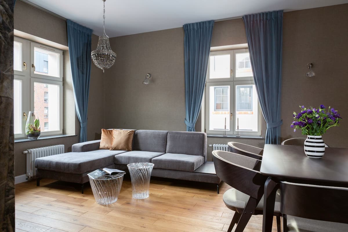 Tabla de planchar con plancha, wifi gratis y ropa de cama