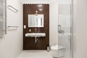 Apartemen Superior | Kamar mandi | Pengering rambut, sabun, sampo, dan tisu toilet