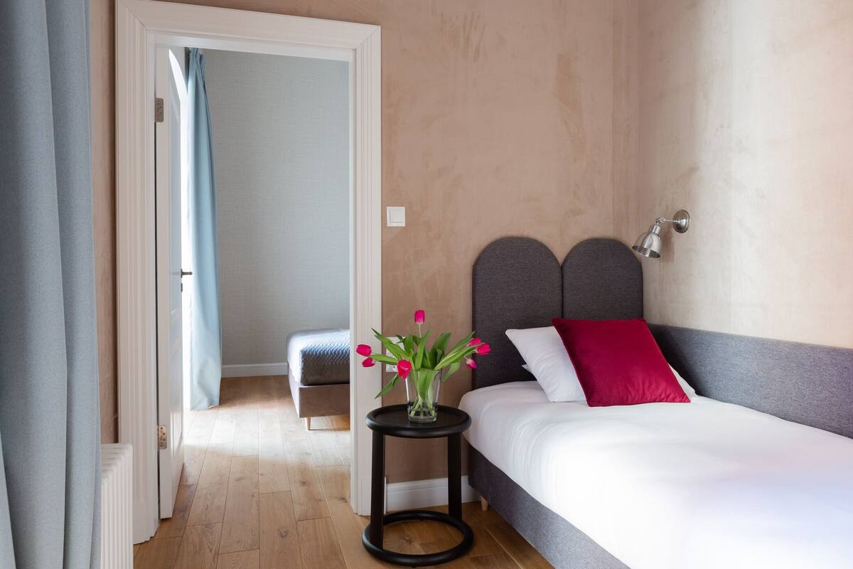 Apartamento luxo, em edifício anexo | Ferros/tábuas de passar roupa, Wi-Fi de cortesia, roupa de cama