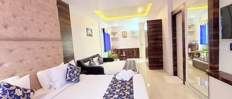 Chambre familiale, vue sur la ville | Bureau, accĂšs au Wi-Fi (inclus)