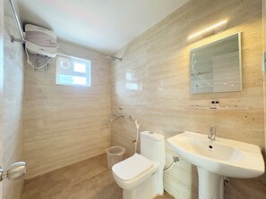 Family Room, City View | Bathroom | Shower, free toiletries, towels - Rohit Rohini Swami Pranavananda Marg (Puri)