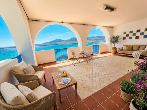 ClickSardegna - Villa Horizon mit Whirlpool und Blick auf die Bucht der Nymphen