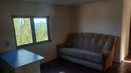 Coin séjour. 3-bedroom hotel in serene Sevan with cool AC