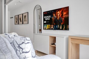 1 bedroom, iron/ironing board, WiFi, bed sheets - Convenient 1BR Toronto Stay w/ Sofa Bed. Walk to Everything! (Toronto)