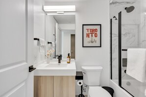 Hair dryer, bidet, towels, soap - Convenient 1BR Toronto Stay w/ Sofa Bed. Walk to Everything! (Toronto)