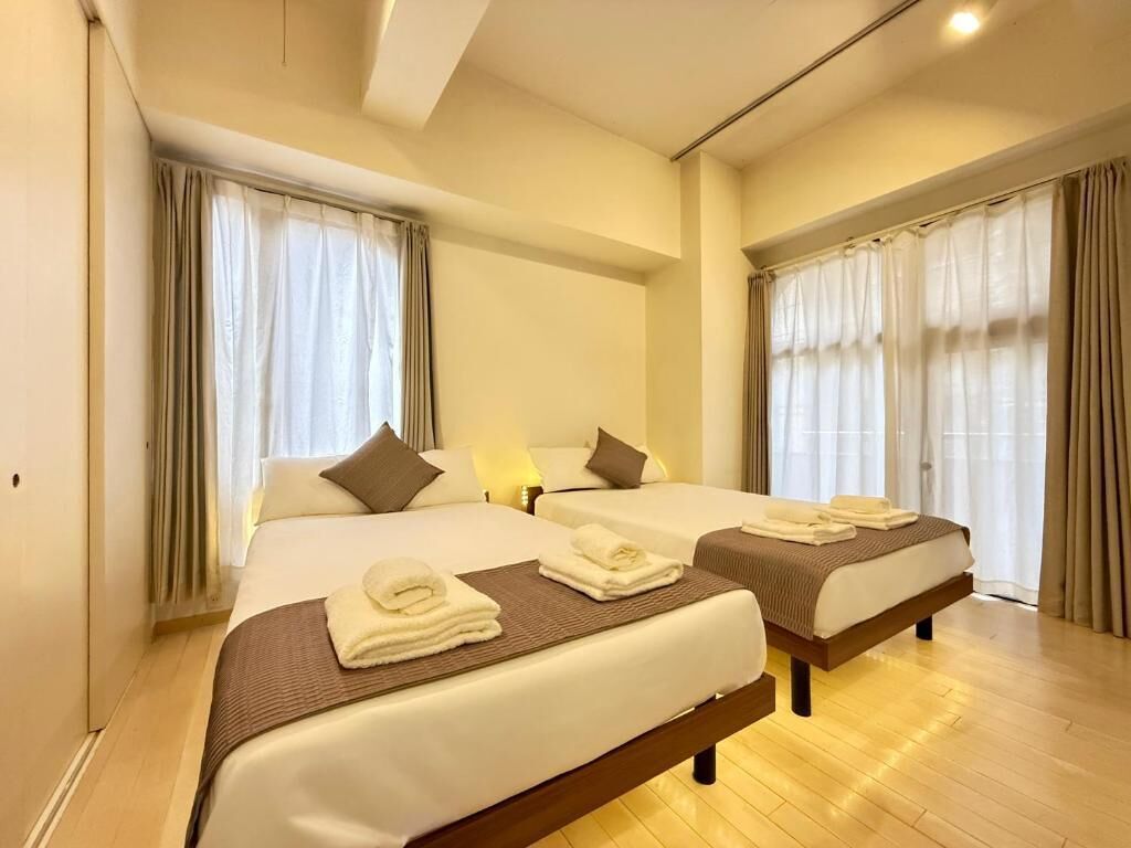 Basic Studio, Balcony