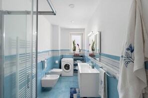 Suihku, hiustenkuivaaja, pyyhkeet