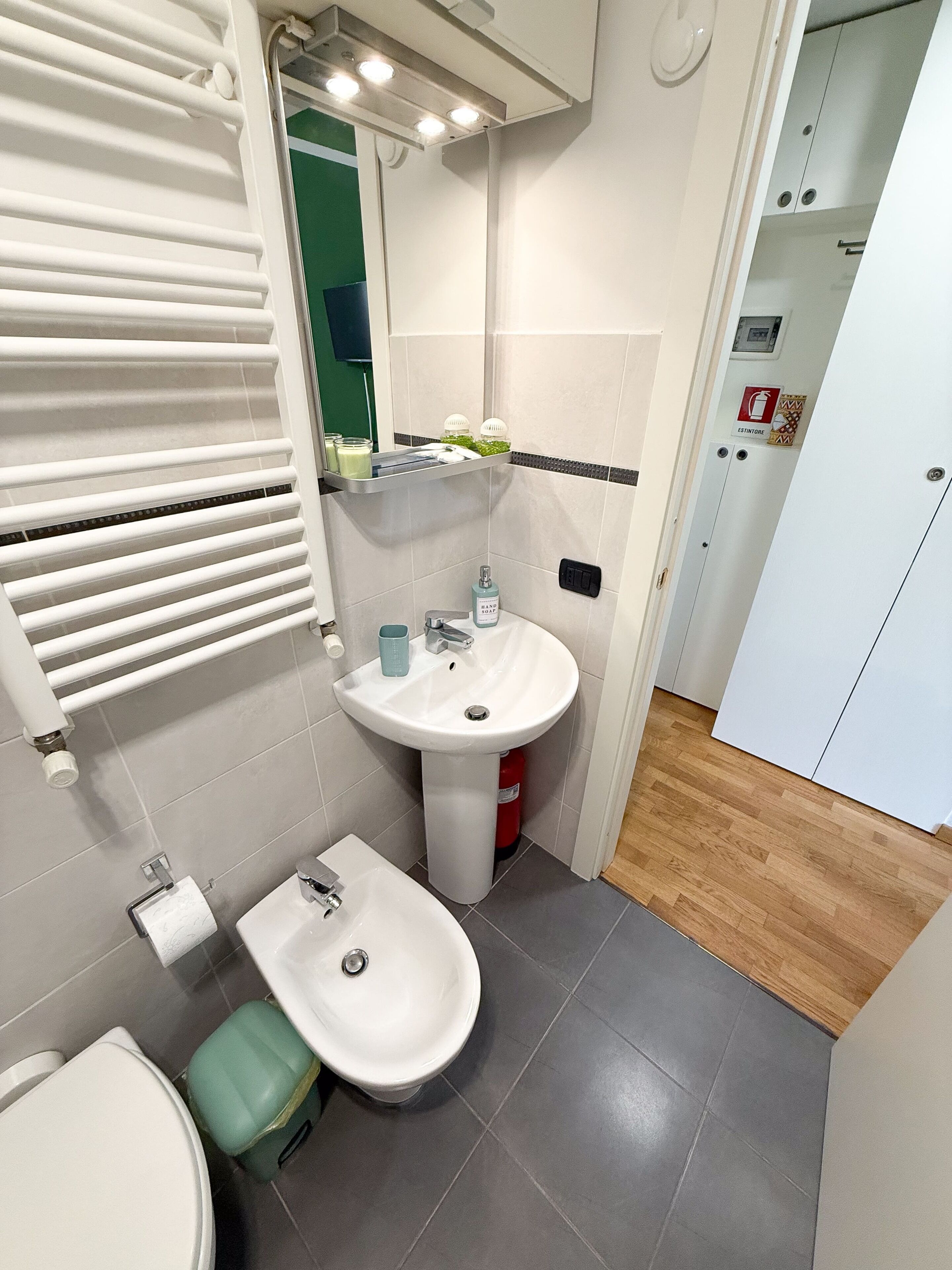 Een douche, een haardroger, een bidet, handdoeken