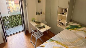 Une chambre à coucher moderne avec un lit, un bureau et une armoire.