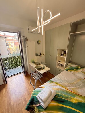 Ein modernes Schlafzimmer mit Bett, Schreibtisch und Kleiderschrank.