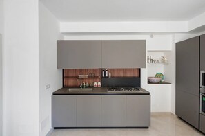 Kühlschrank, Mikrowelle, Ofen, Herdplatte