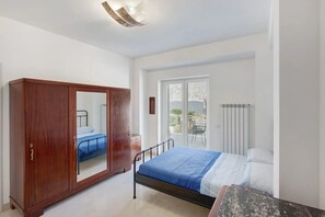 5 bedrooms, iron/ironing board, WiFi, bed sheets