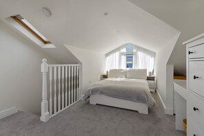 3 bedrooms, iron/ironing board, travel cot, WiFi - Picnic Cottage is a delightful, pet-free holiday home in a picturesque village (Kingswear)