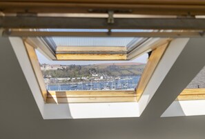 Ein Oberlicht mit Blick auf einen Yachthafen und Gebäude.