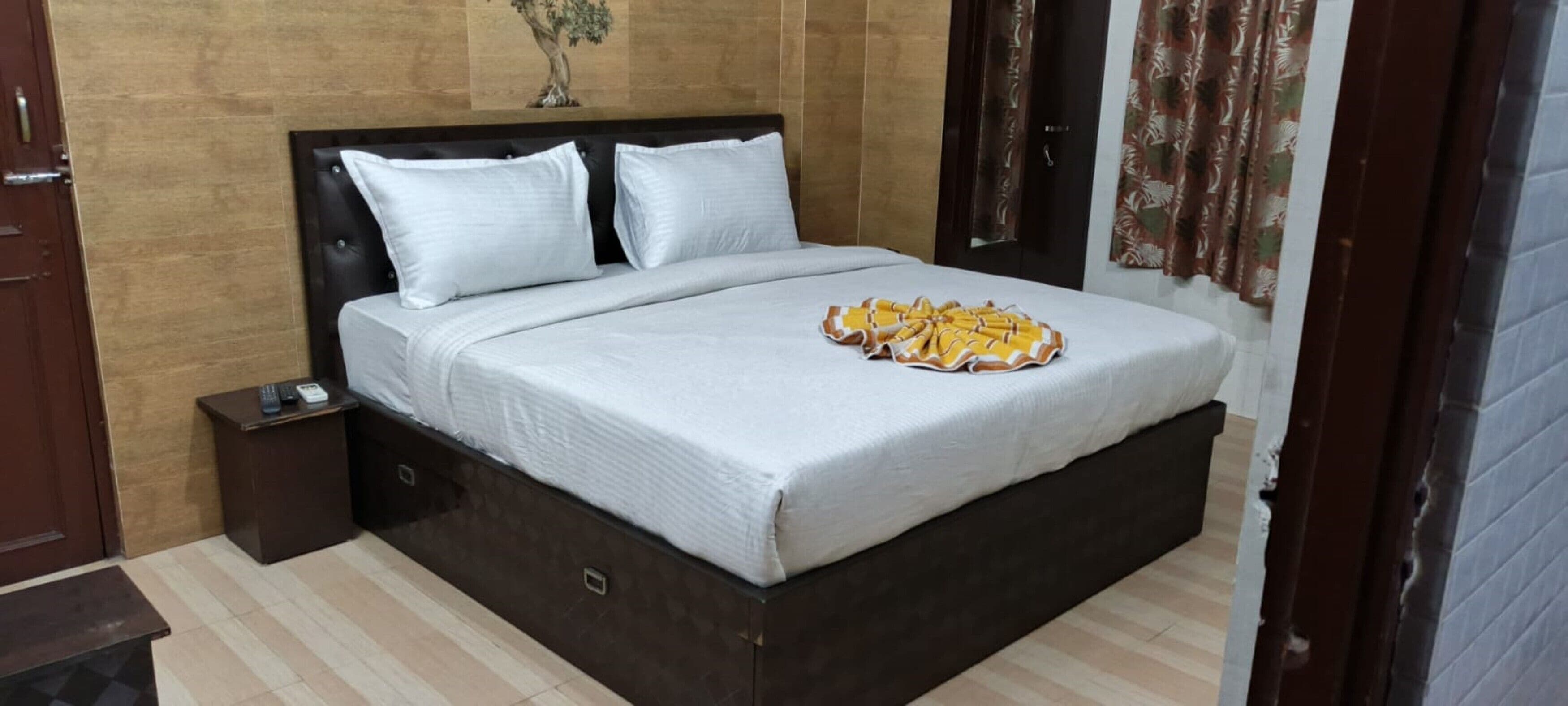 Desk, laptop workspace, free WiFi, bed sheets