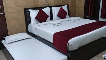 Premium Room, City View | Meja, ruang kerja komputer riba, Wi-fi percuma, cadar katil