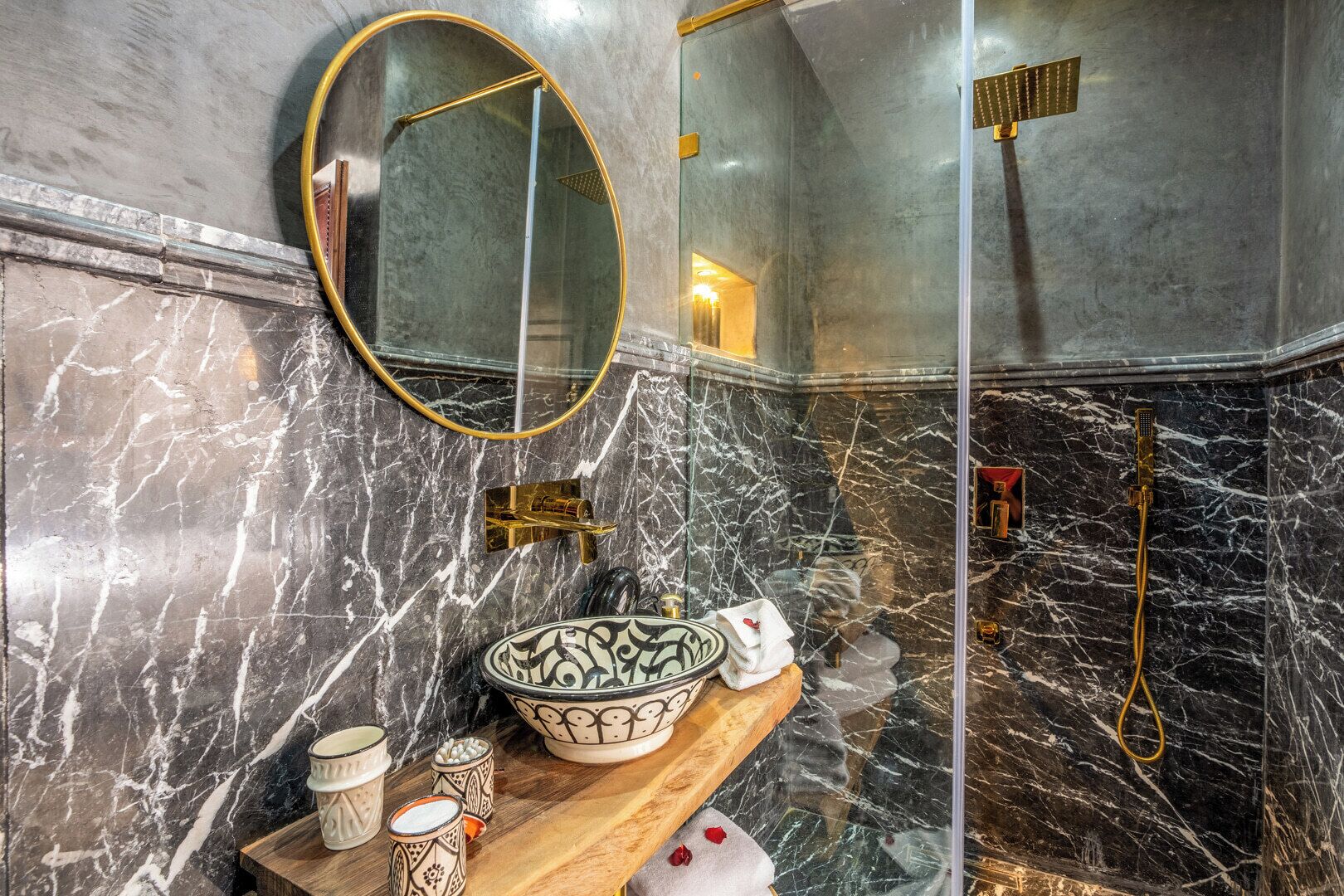 Dusche, Hausschuhe, Handtücher, Seife