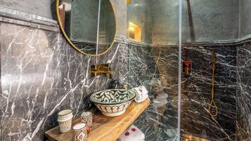 Dusche, Hausschuhe, Handtücher, Seife