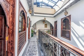 المنشأة من الداخل