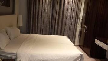 Double Room | Blackout curtains, iron/ironing board, free WiFi