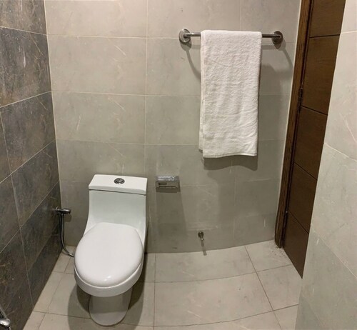 Luxury 1-Bedroom Apartment 5 Minutes to the Islamabad Airport with AC & WiFi