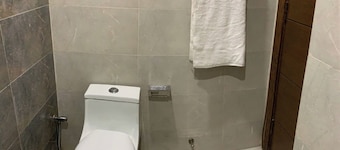 Luxury 1-Bedroom Apartment 5 Minutes to the Islamabad Airport with AC & WiFi