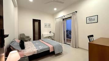 3 bedrooms, desk, iron/ironing board, free WiFi
