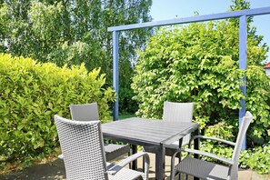 Outdoor dining - Vrbo Property (Ostseebad Kühlungsborn)