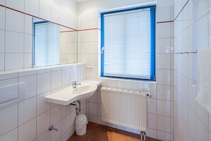 Bathroom - Vrbo Property (Ostseebad Kühlungsborn)