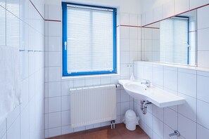 Bathroom - Vrbo Property (Ostseebad Kühlungsborn)
