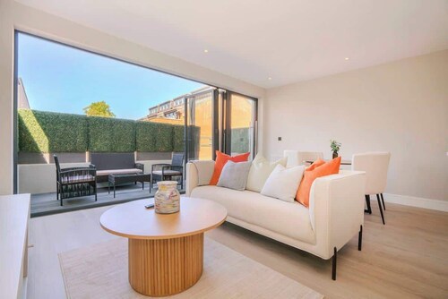 Wimbledon 2BR | Indoor-Outdoor Living & Patio