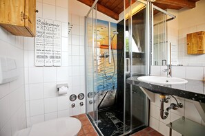 Bathroom - Vrbo Property (Ostseebad Kühlungsborn)