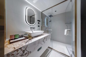 Superior-Maisonette, Stadtblick | Badezimmer | Designer-Toilettenartikel, Haartrockner, Hausschuhe, Handtücher